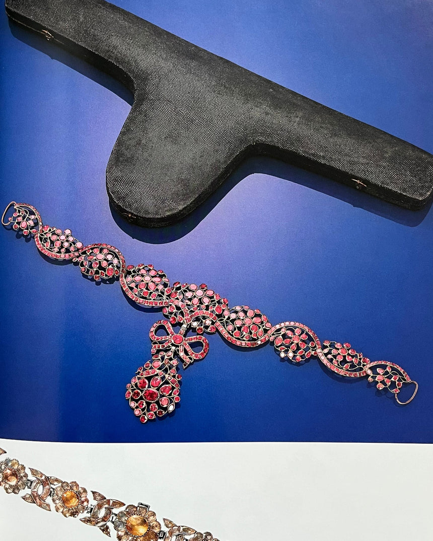 Pestil Books for vitruta The Necklace: From Antiquity to the Present