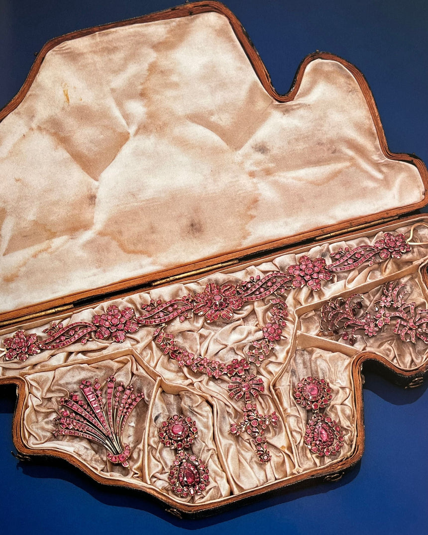 Pestil Books for vitruta The Necklace: From Antiquity to the Present