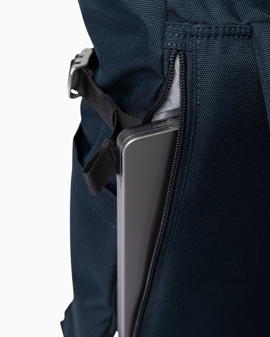 Sandqvist Icon Rolltop Sırt Çantası M Navy with black leather